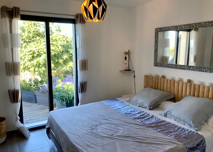 Вилла Les Salins Ле-Гро-дю-Руа